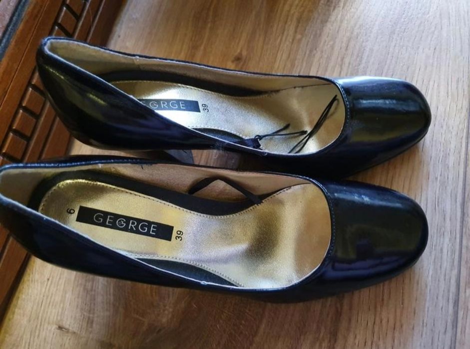 Туфлі лакові  НОВІ 39 розмір