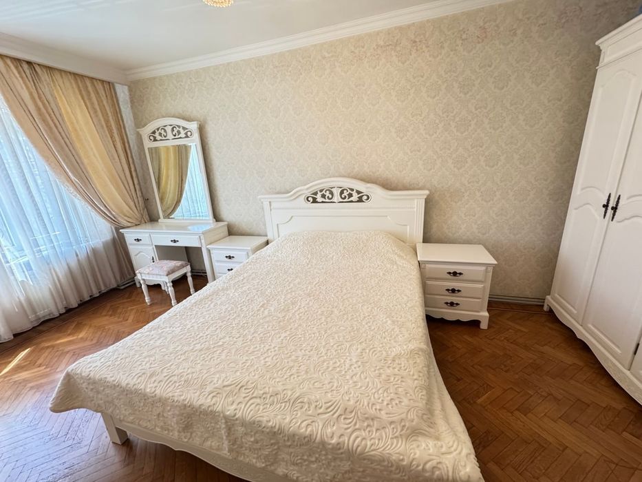 Центр/Белинского, Продам 3-х комнатную Сталинку, 2 этаж, 2 балкона