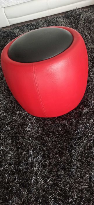 Puff cilindrico vermelho e preto