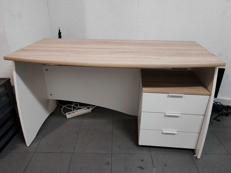 Secretária com gavetas