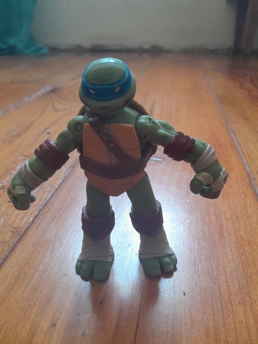 Tartarugas ninjas com mota voadora e vilão