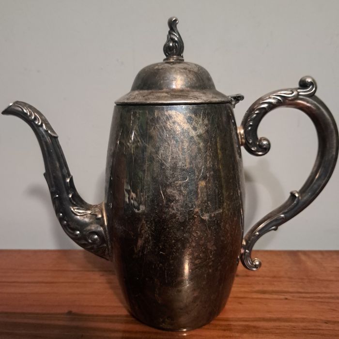 Posrebrzany dzbanek do kawy lub herbaty