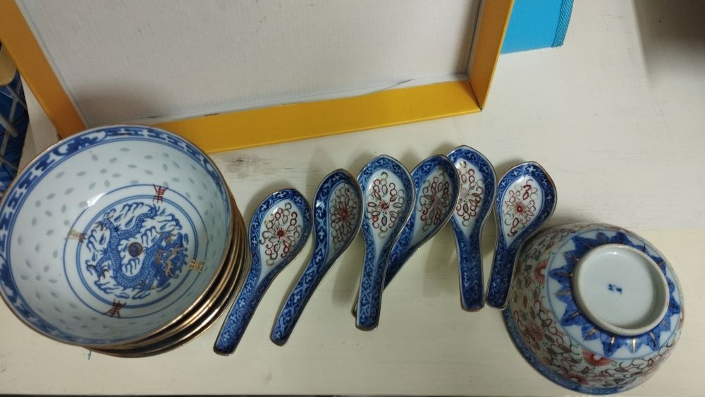 Taças pratos e colheres de porcelana chinesa