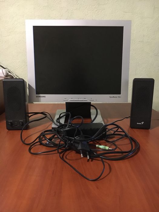 Монітор та колонки