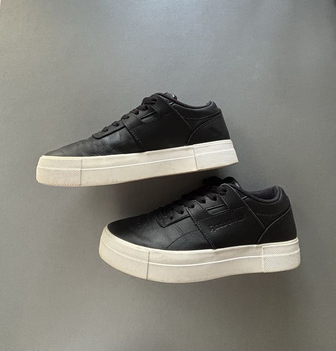 Sapatilha pele preta e sola borracha branca