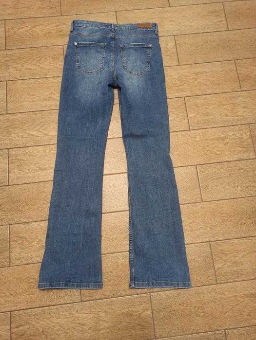 Джинси кльош на високу дівчину