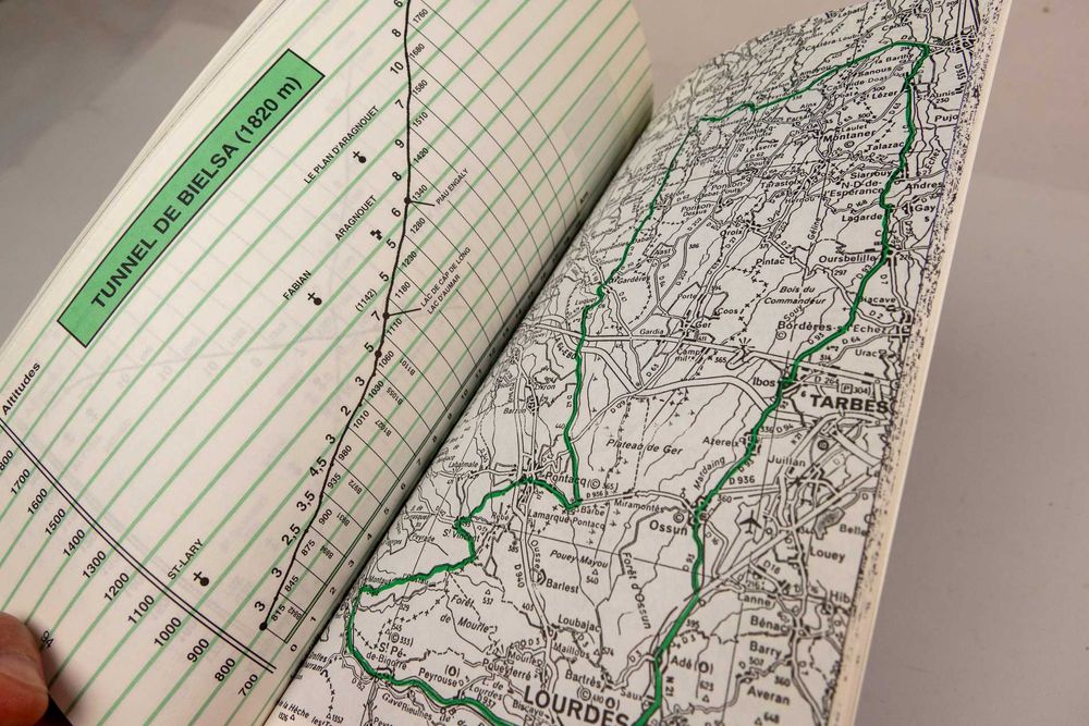 Livro guia de percursos de cicloturismo nos Pirenéus