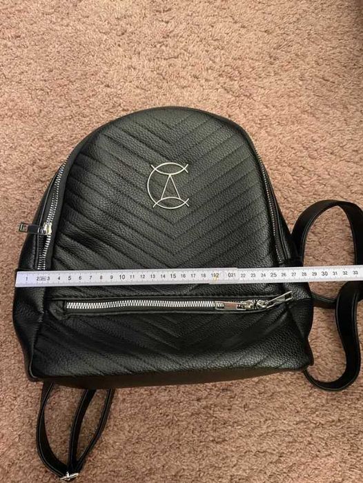 Mały pojemy, podręczny plecaczek CZARNY