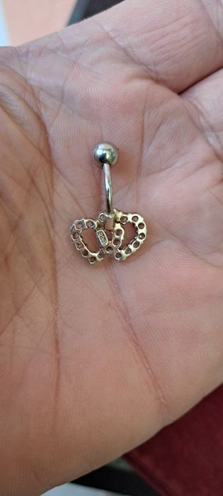 Piercing em prata contrastada.