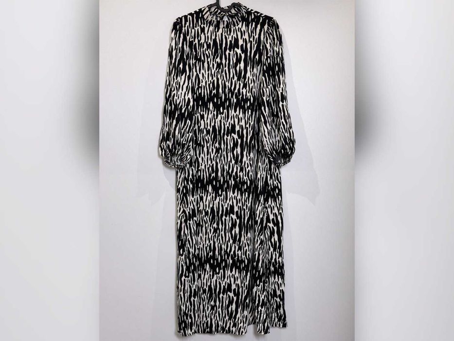 Sukienka czarna animal print ze stójką i bufkami M