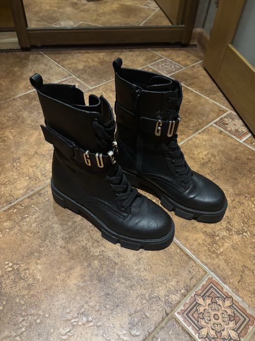 Ботинки фірми Guess