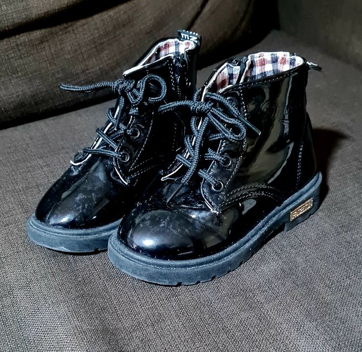 Botas de menina número 28 em bom estado