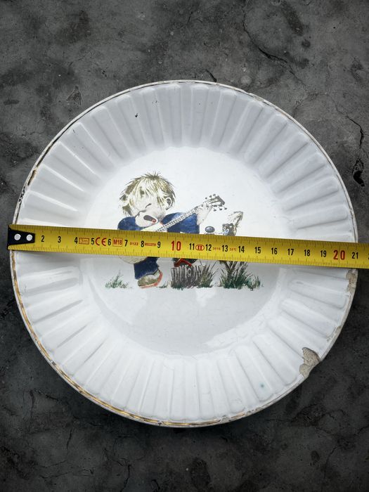 Belíssimo e raro prato com figuras em faiança dos anos 60