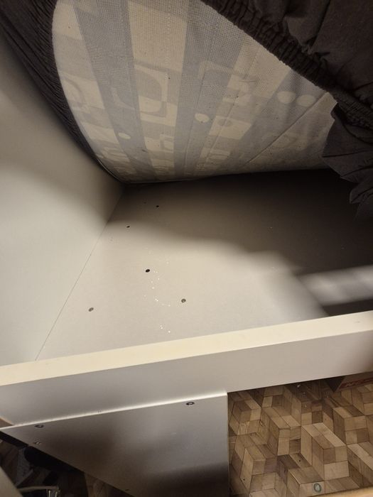 Łóżko piętrowe białe robione przez stolarza z regałami