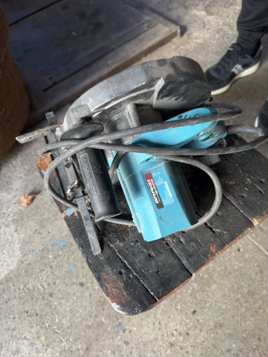 Электропила торцовочная