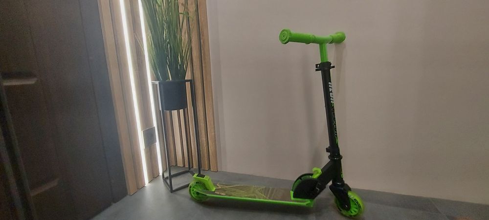 Дитячий самокат Neon, колеса світяться