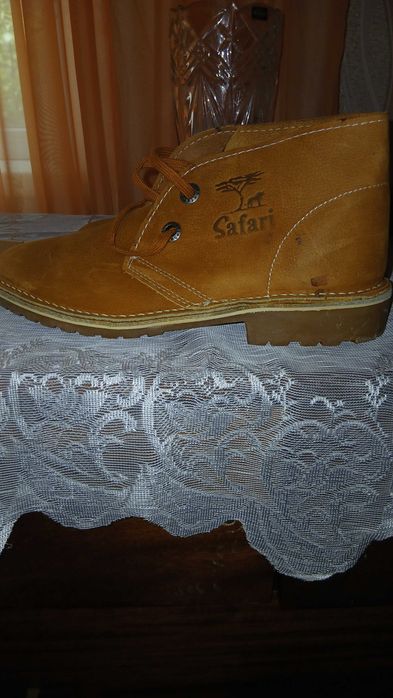Чоловіче взуття класичні дезерти (desert boots) бренду Bata Safari.