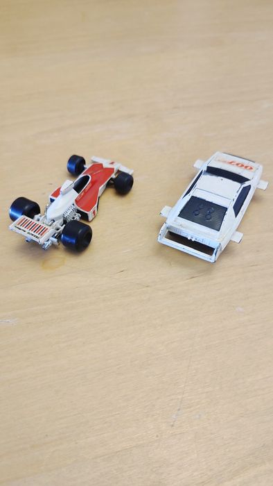 2 carros Corgi e Polistil anos 70