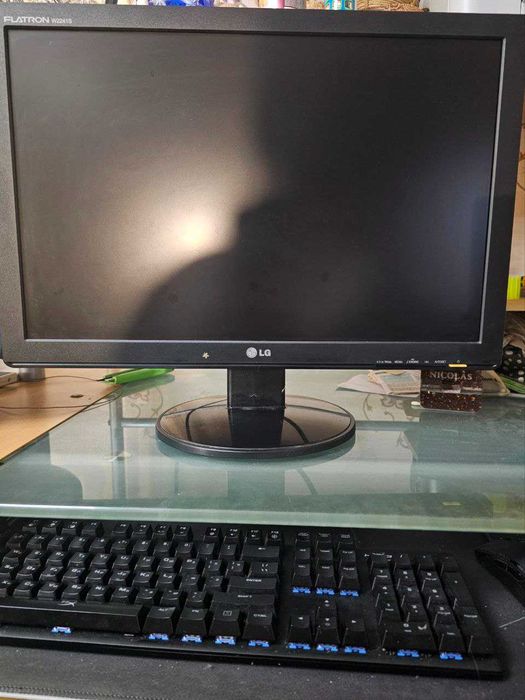 Продается монитор LG flatron w2241s