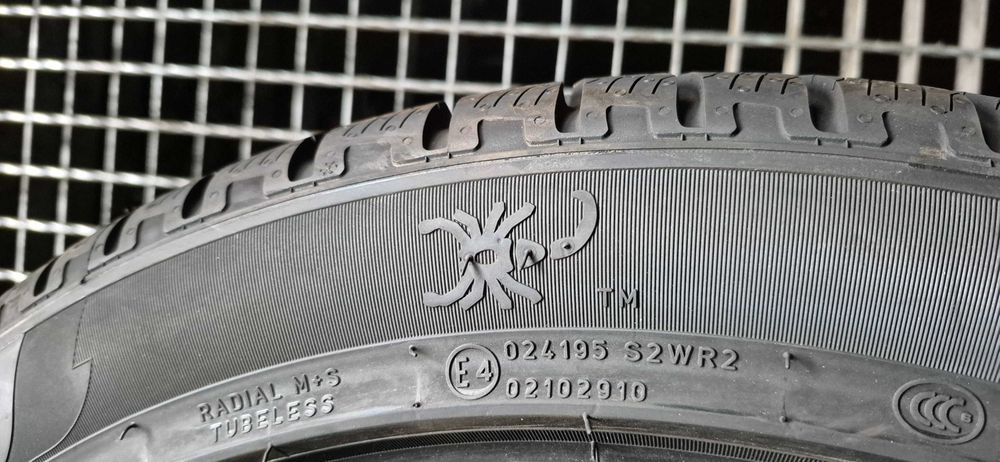 PIRELLI Winter SCORPION    285/40R20   104W.