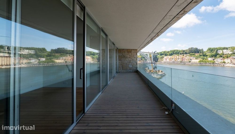 Apartamento T4 com varandas e vistas de rio à venda em Gaia