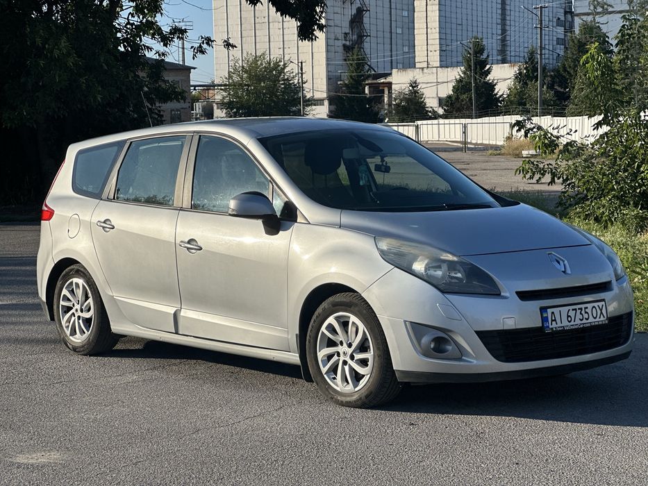 Продається сімейний автомобіль