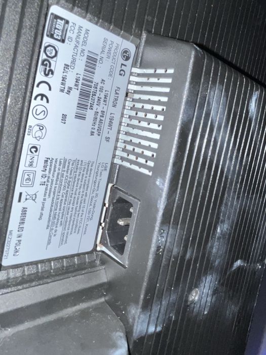 Monitor Lg , apenas com pe de apoio partido .