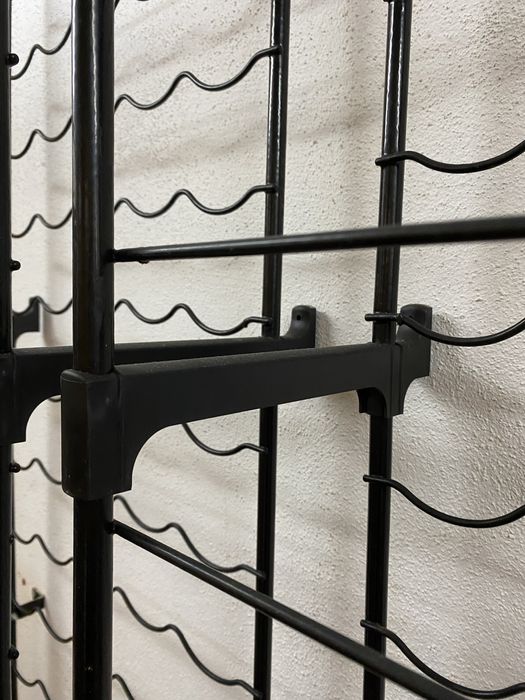 Garrafeira metálica vertical com capacidade para 105 garrafas