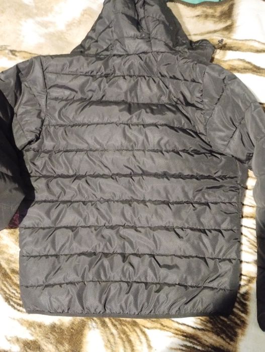 Куртка Карра чорного кольору.