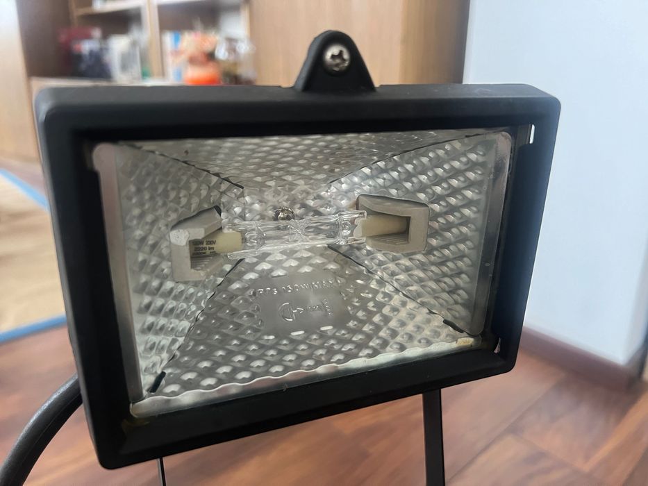 Halogen z tripodem
