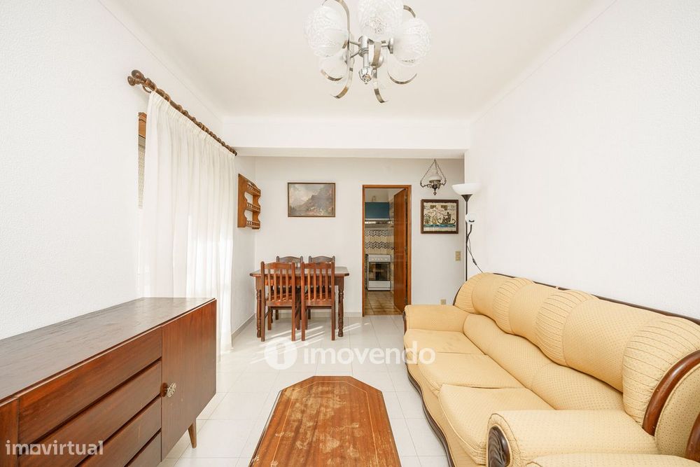 Apartamento T1 com varanda e a 200m da praia, no coração de Sesimbra