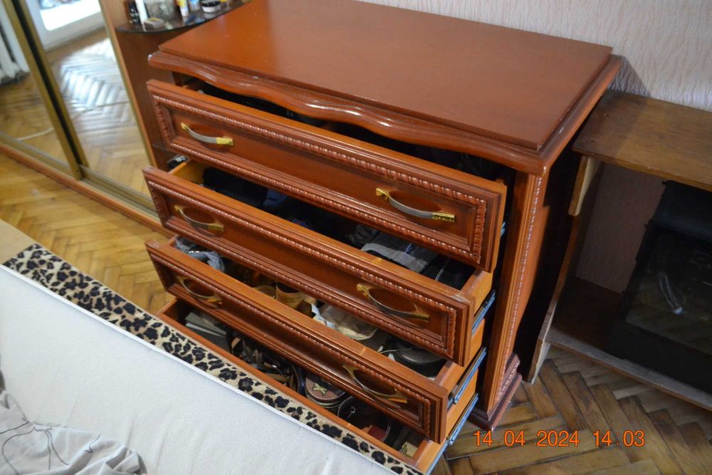 Комод на 4 выдвижных ящика. Высота 90 см. Верхняя крышка: 104х53 см.