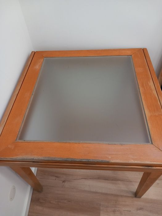 Mesa quadrada de vidro e pés em madeira