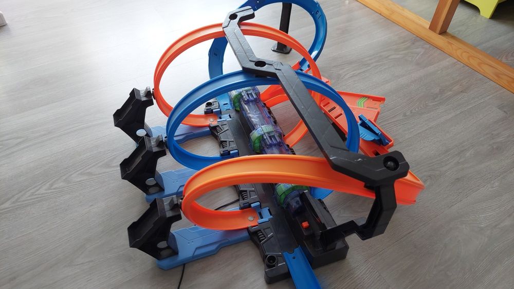 HotWheels corckscrew crash
Triple Looping