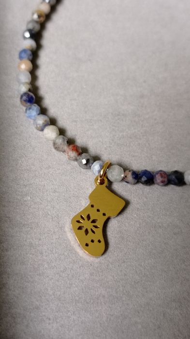 Krótki naszyjnik damski z kamieni na prezent świąteczny