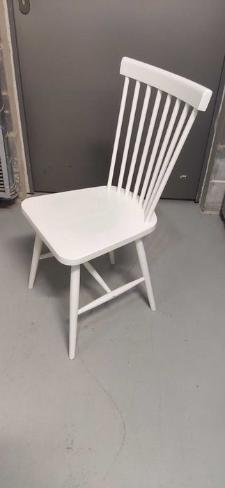 Białe drewniane krzesła do jadalni