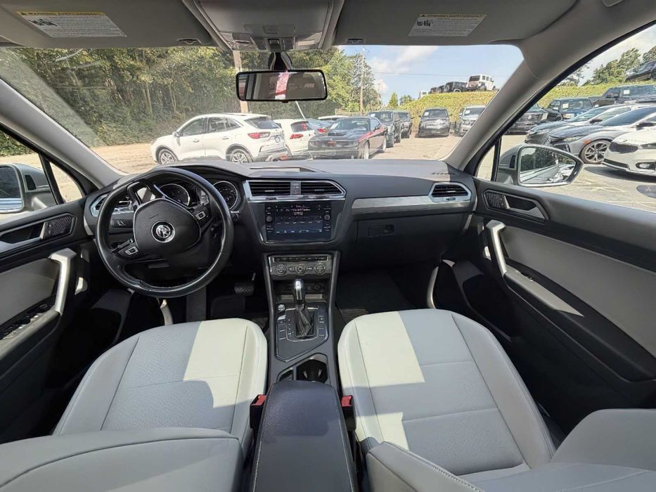 Volkswagen Tiguan      2021