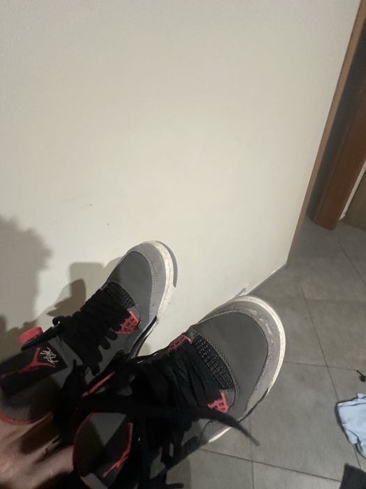 Jordan 4 pretos e laranja