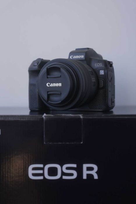 Бездзеркальний фотоапарат Canon EOS R