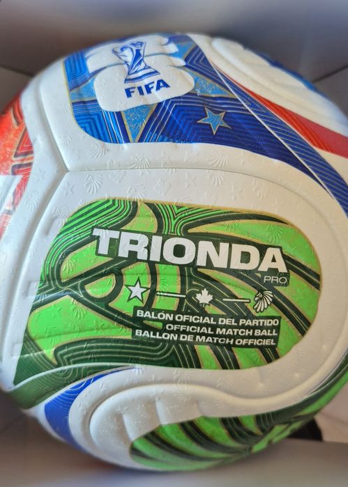 Piłka meczowa Adidas Trionda Pro z podpisem Roberta Lewandowskiego