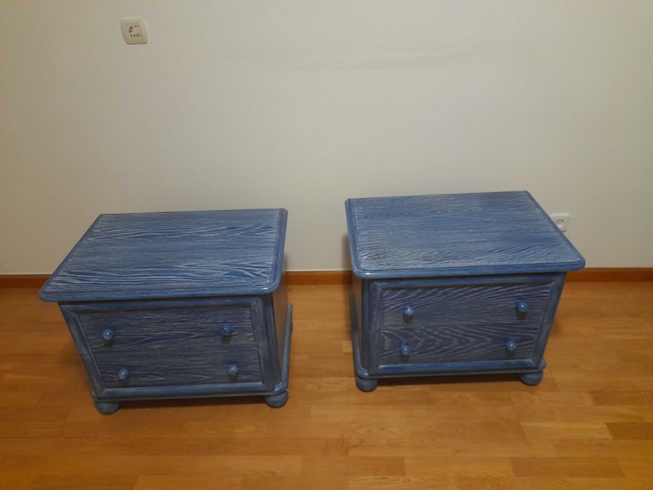 Cama de casal, mesas de cabeceira, e colchão