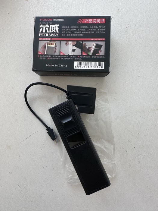 Caixa para tabaco com isqueiro carregavel incorporado