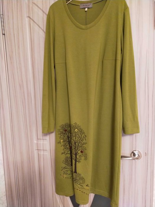 продаю нарядное платье  с накидкой и вышивкой 46-48 размер