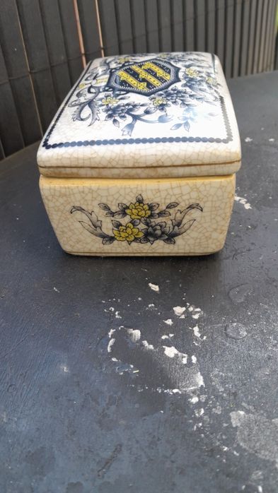 Caixa com tampa em porcelana antiga