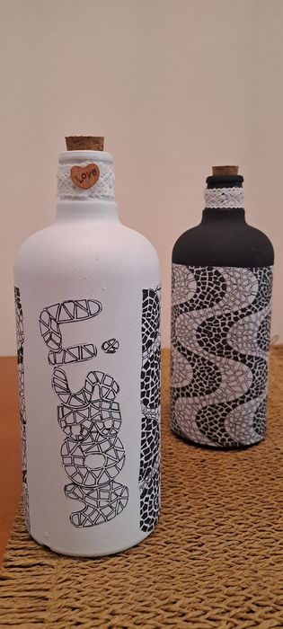 Garrafas alusivas à calçada portuguesa..