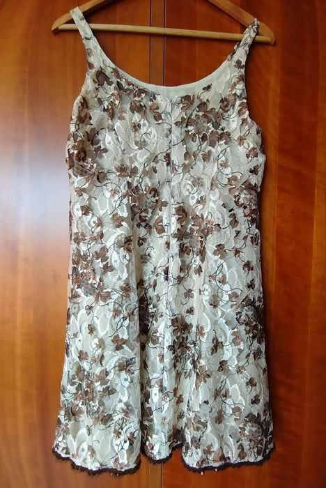 Vestido curto de renda.