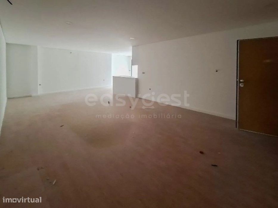 Apartamento T1 com Terraço e lugar de garagem situado em Esgueira