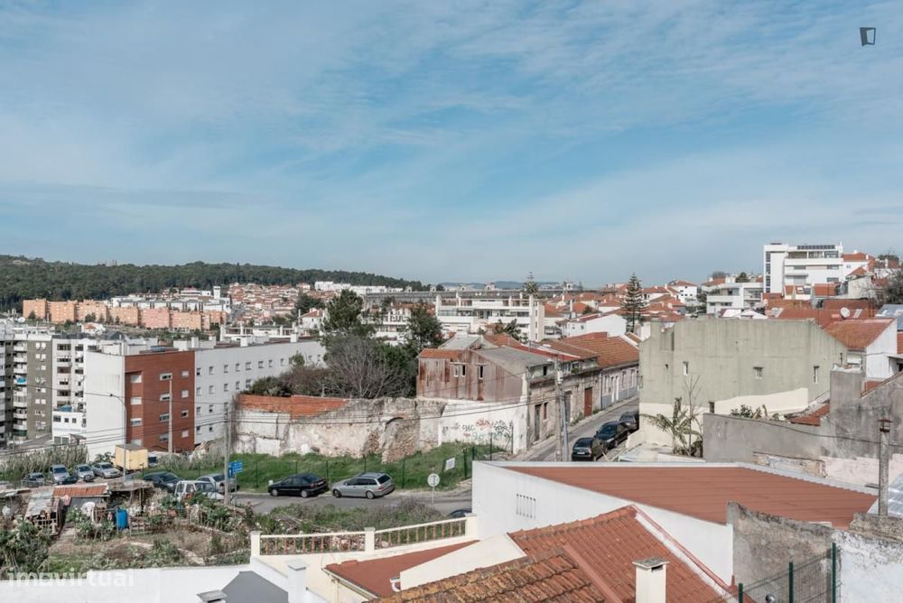Quarto - localizado em Campolide Lisbon