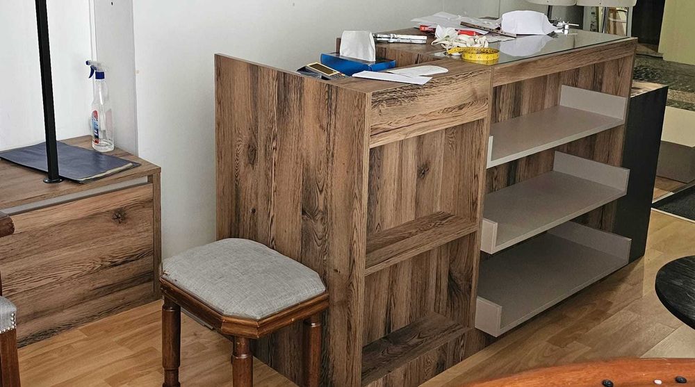 Módulos de arrumação, balcão de vendas e mesa de ótima qualidade