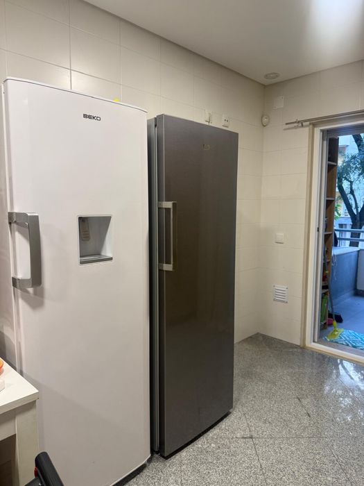 Arca congeladora vertical BEKO – 7 gavetas